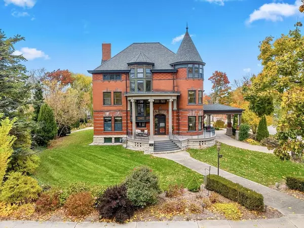 Green Bay, WI 54301,902 S MADISON STREET