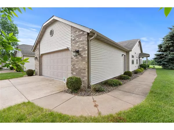 736 Mulligan Drive #B, Osceola, WI 54020