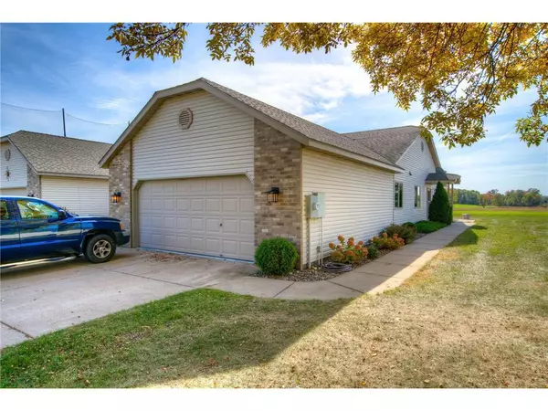 738 Mulligan Drive #B, Osceola, WI 54020
