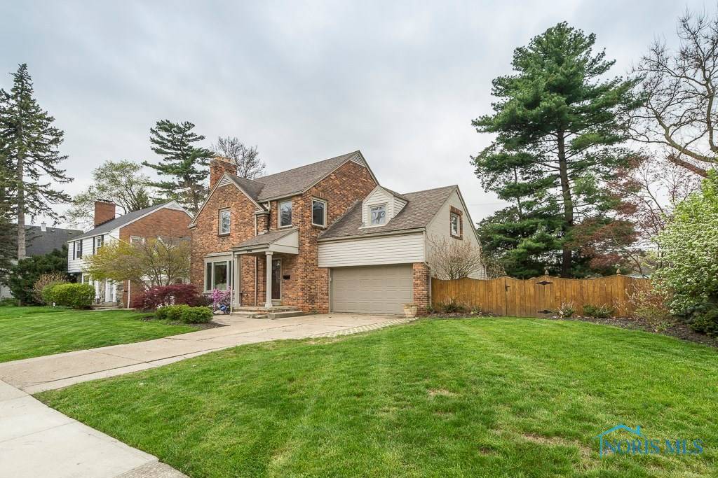 2465 Manchester DR, Ottawa Hills, OH 43606