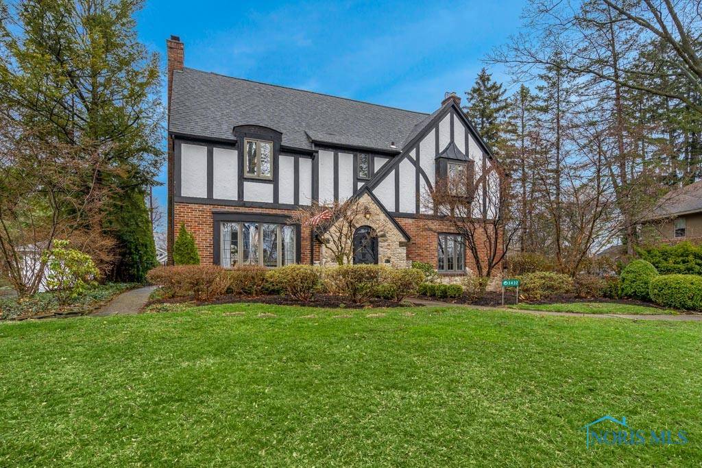 3432 Chestnut Hill RD, Ottawa Hills, OH 43606