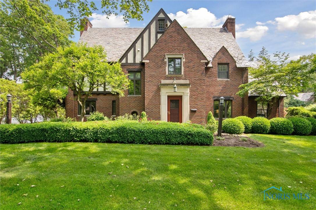 3534 Edgevale RD, Ottawa Hills, OH 43606