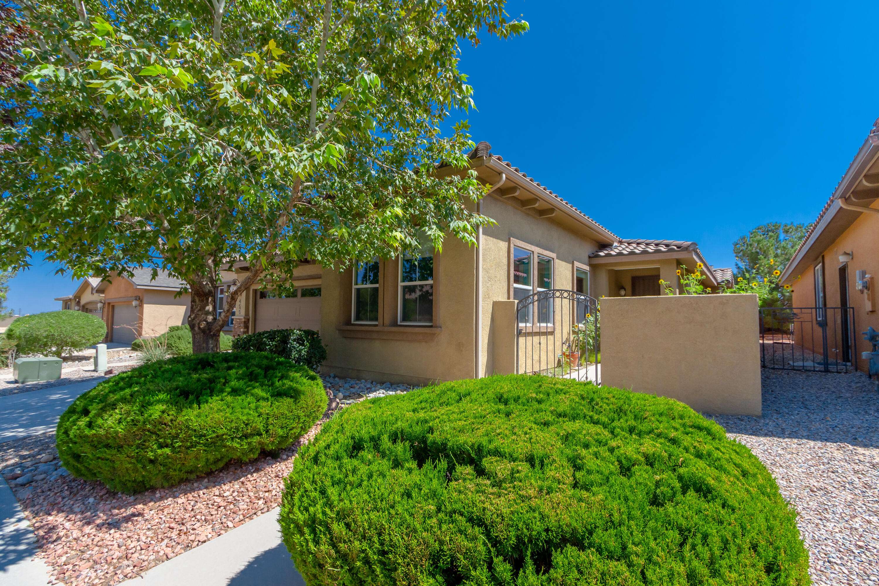 Los Lunas, NM 87031,420 Zuni River CIR SW
