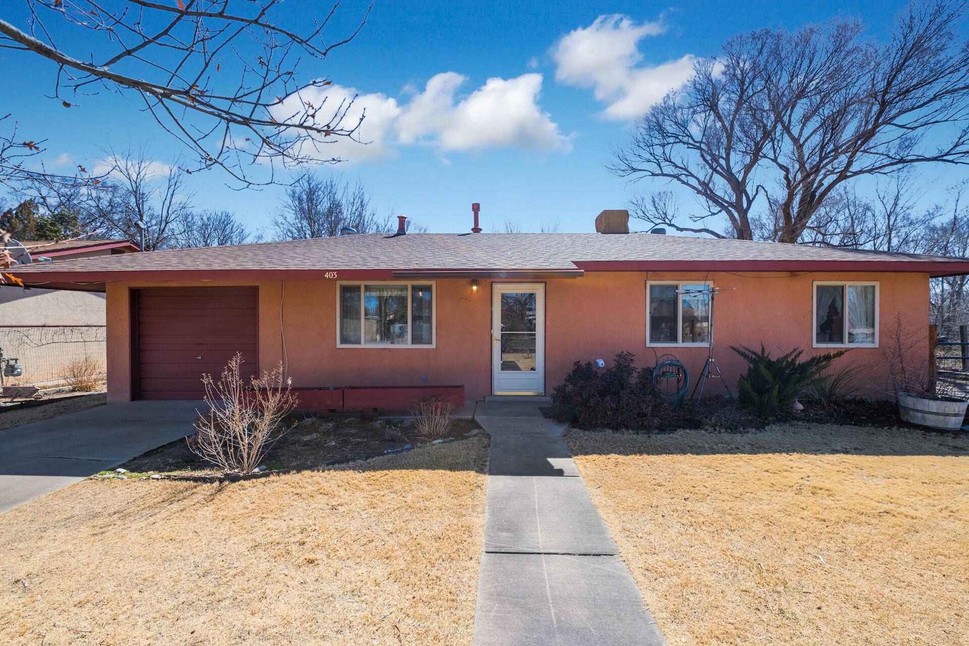 Los Lunas, NM 87031,403 CIRCLE DR NE