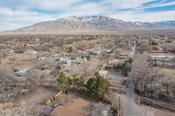 Corrales, NM 87048,5301 Corrales RD