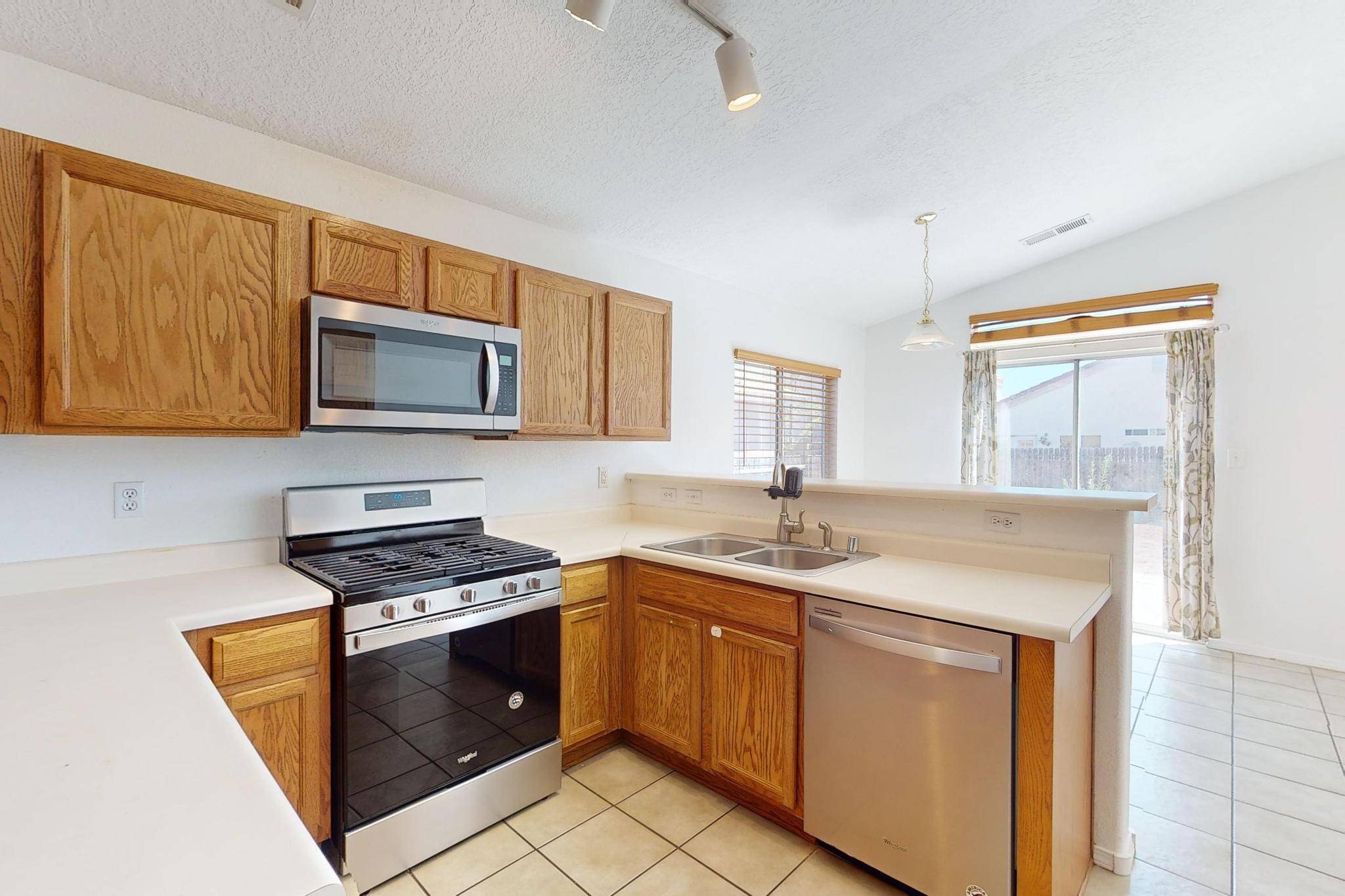 Rio Rancho, NM 87144,7164 LABRADOR DR NE