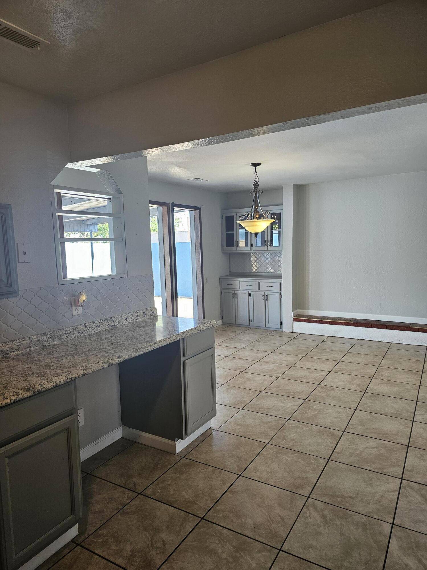 Albuquerque, NM 87121,210 Laura CT SW