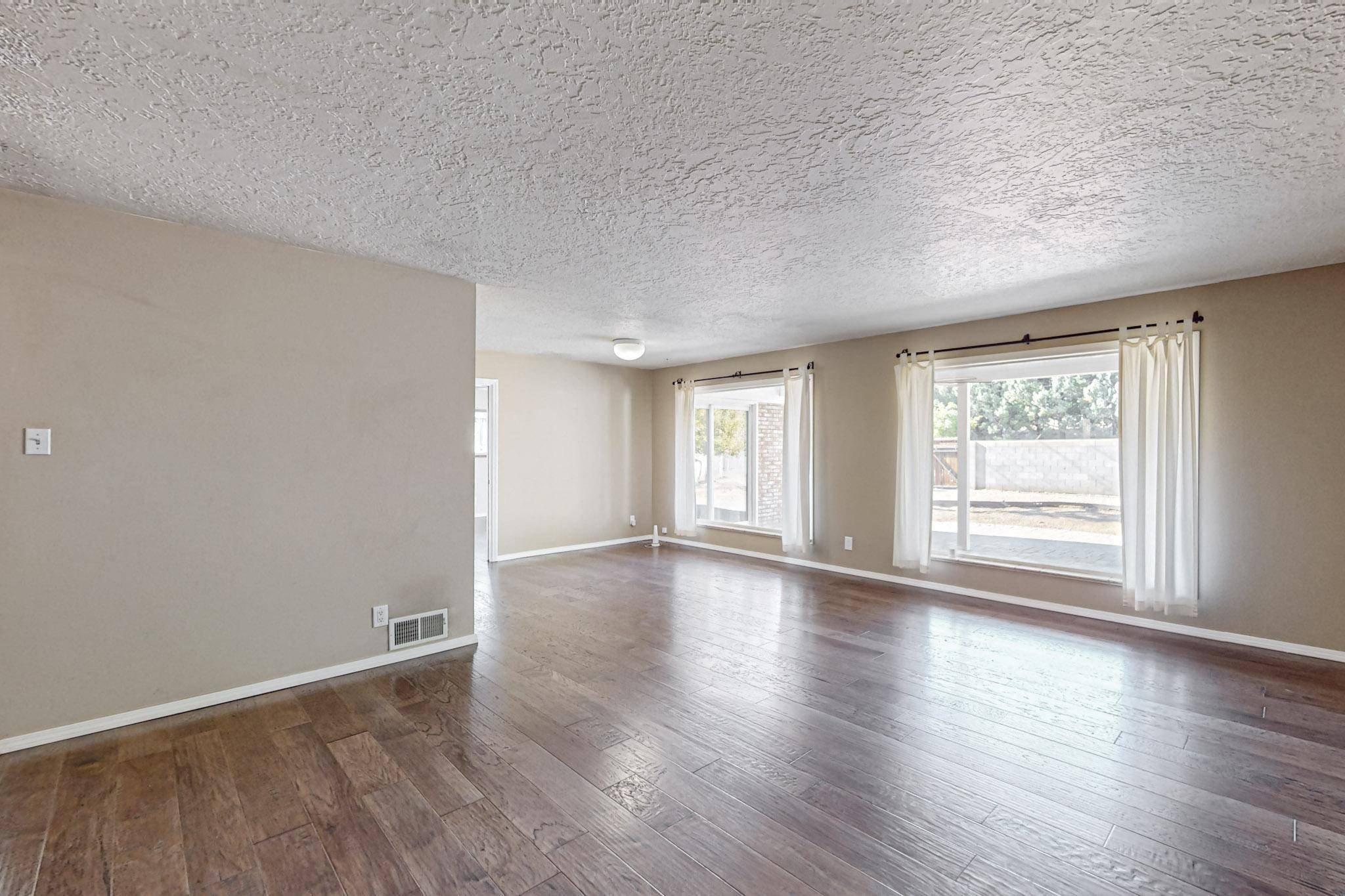 Albuquerque, NM 87110,6913 LAS VEGAS AVE NE