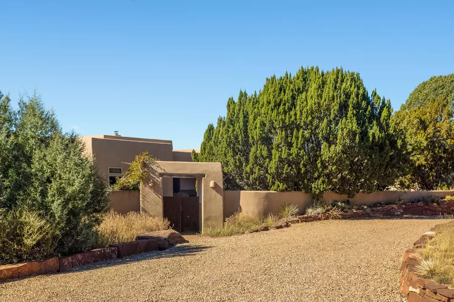 14 CHAPALA RD, Santa Fe, NM 87508