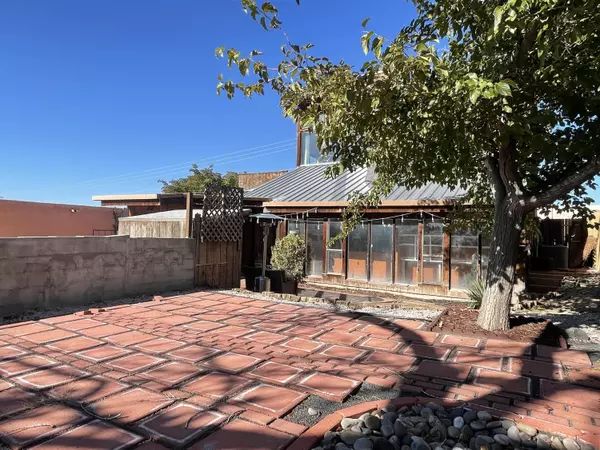 Albuquerque, NM 87106,1925 APACHE CT NE