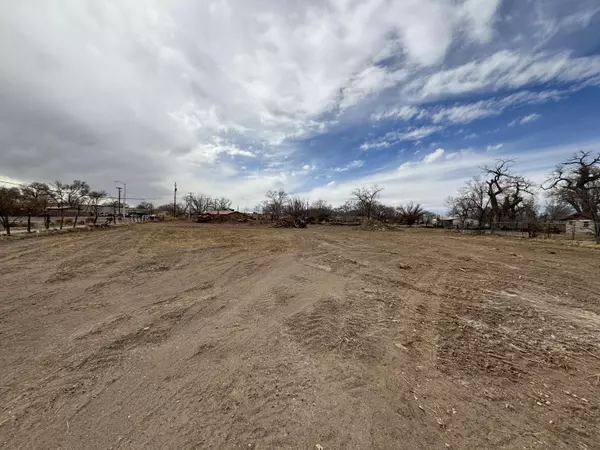 Los Lunas, NM 87031,461 LOS LENTES RD SE