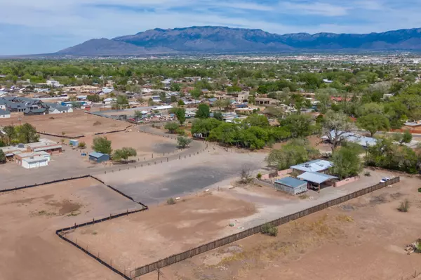 1809 Calle Pequeno, Albuquerque, NM 87107