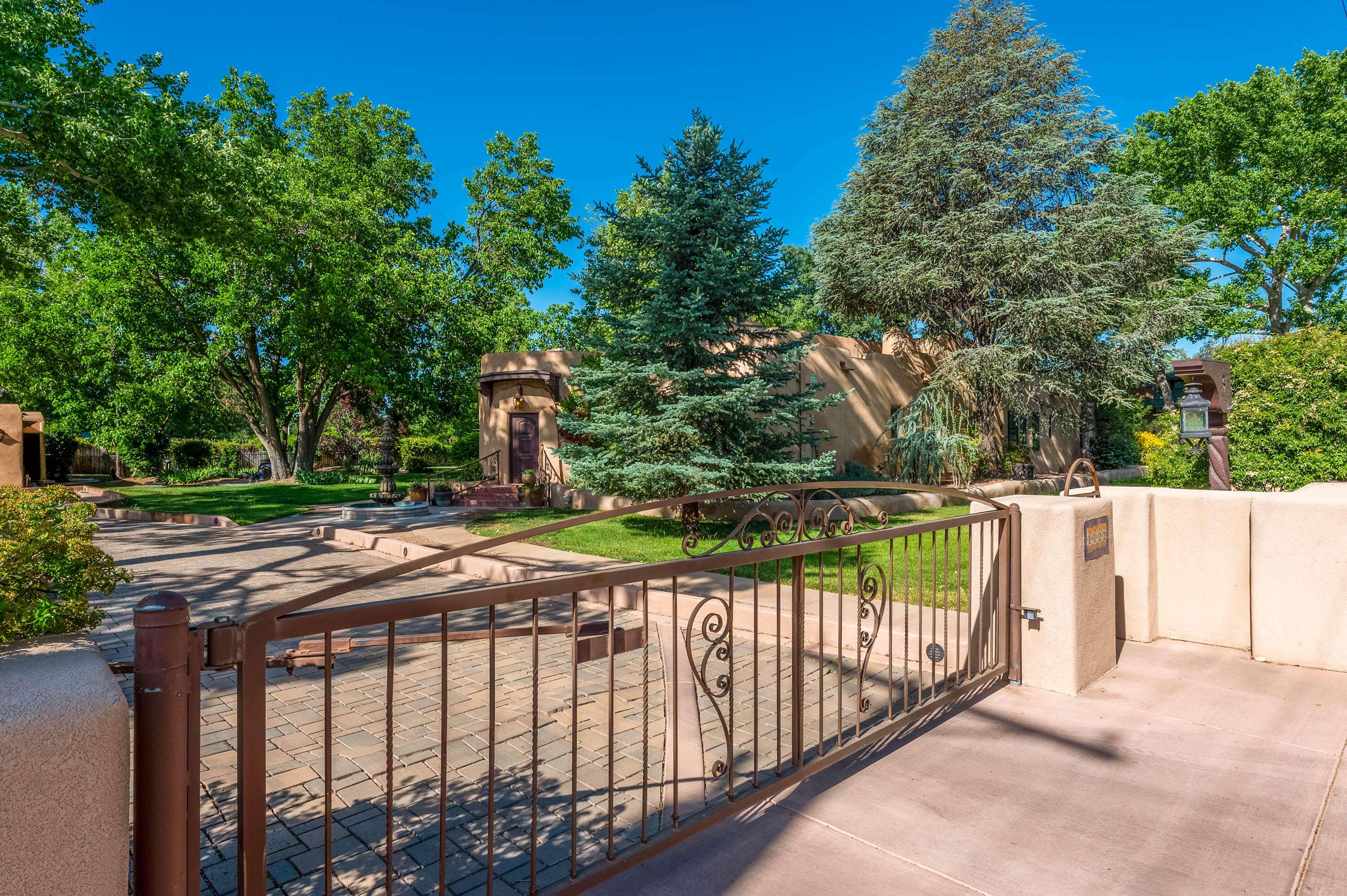1122 GREEN VALLEY RD NW, Los Ranchos, NM 87107