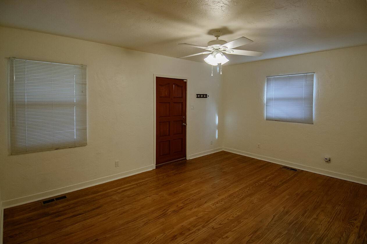 Albuquerque, NM 87106,1208 VASSAR DR NE