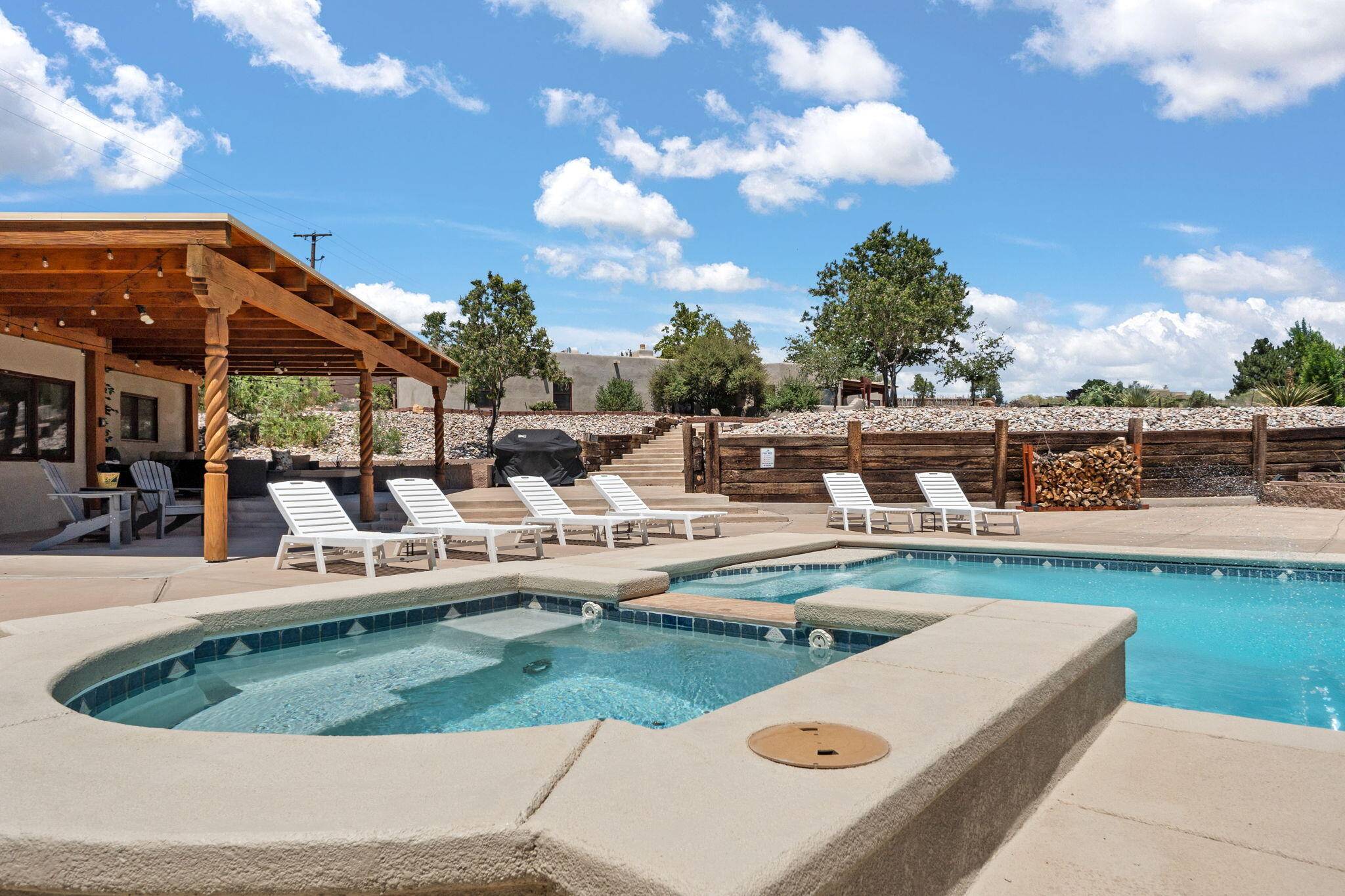 Corrales, NM 87048,1524 W MEADOWLARK LN
