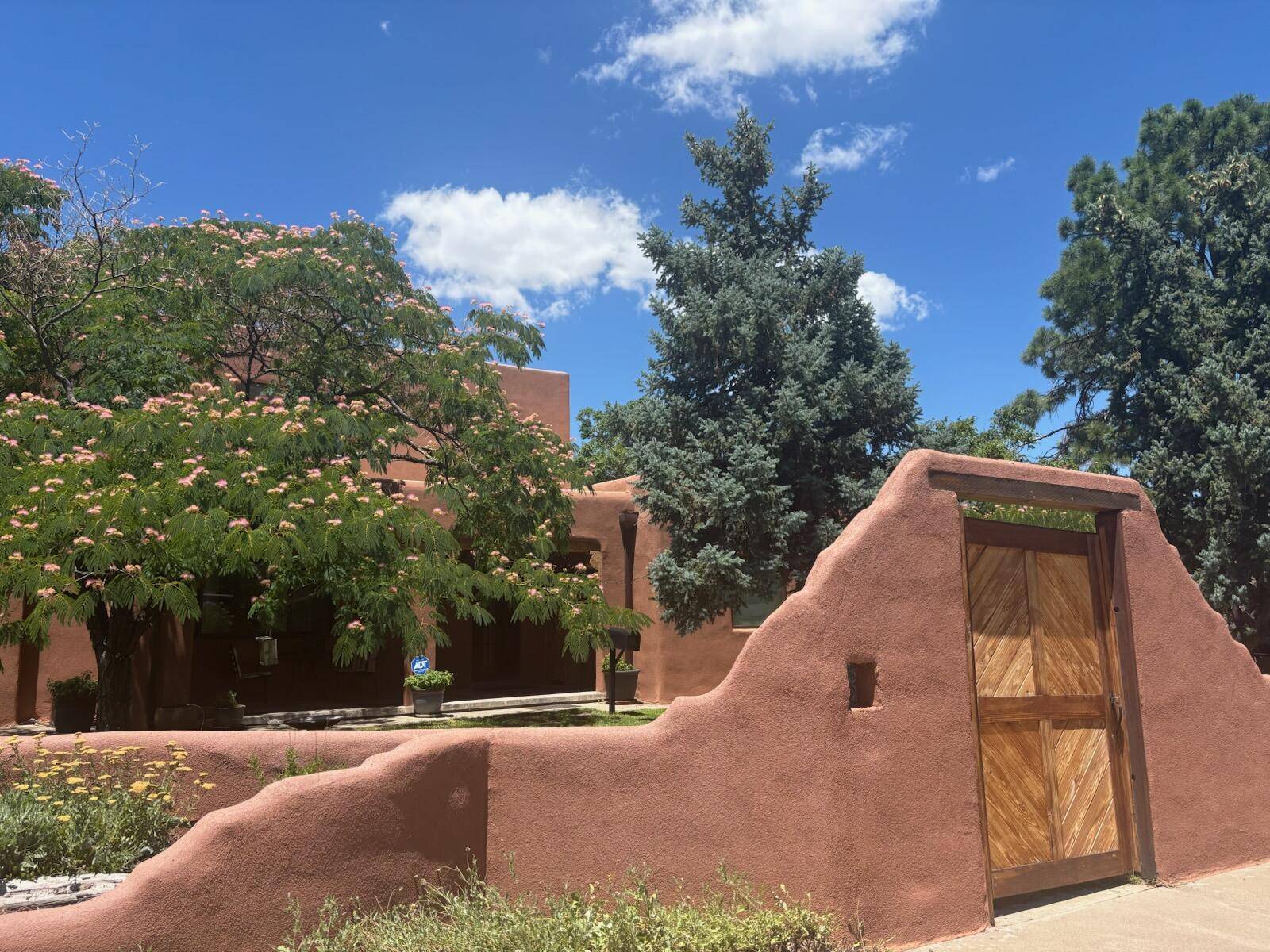 Albuquerque, NM 87108,525 SOLANO DR SE