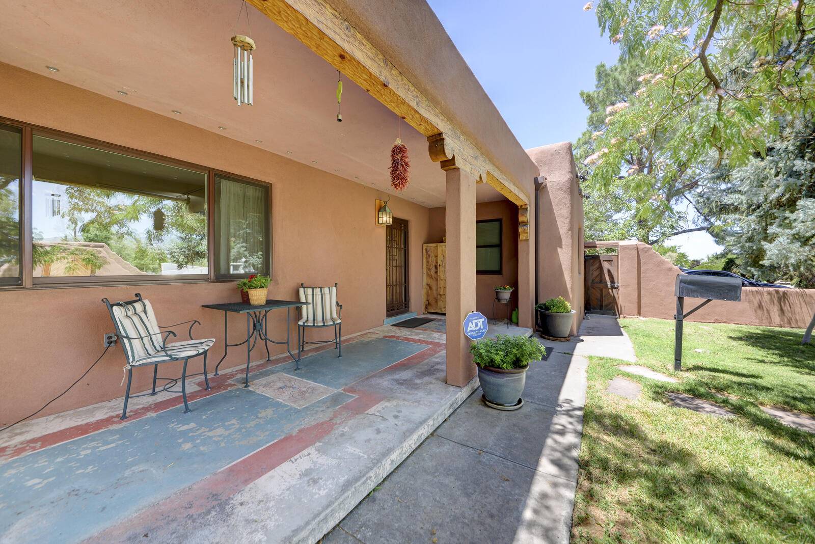 Albuquerque, NM 87108,525 SOLANO DR SE