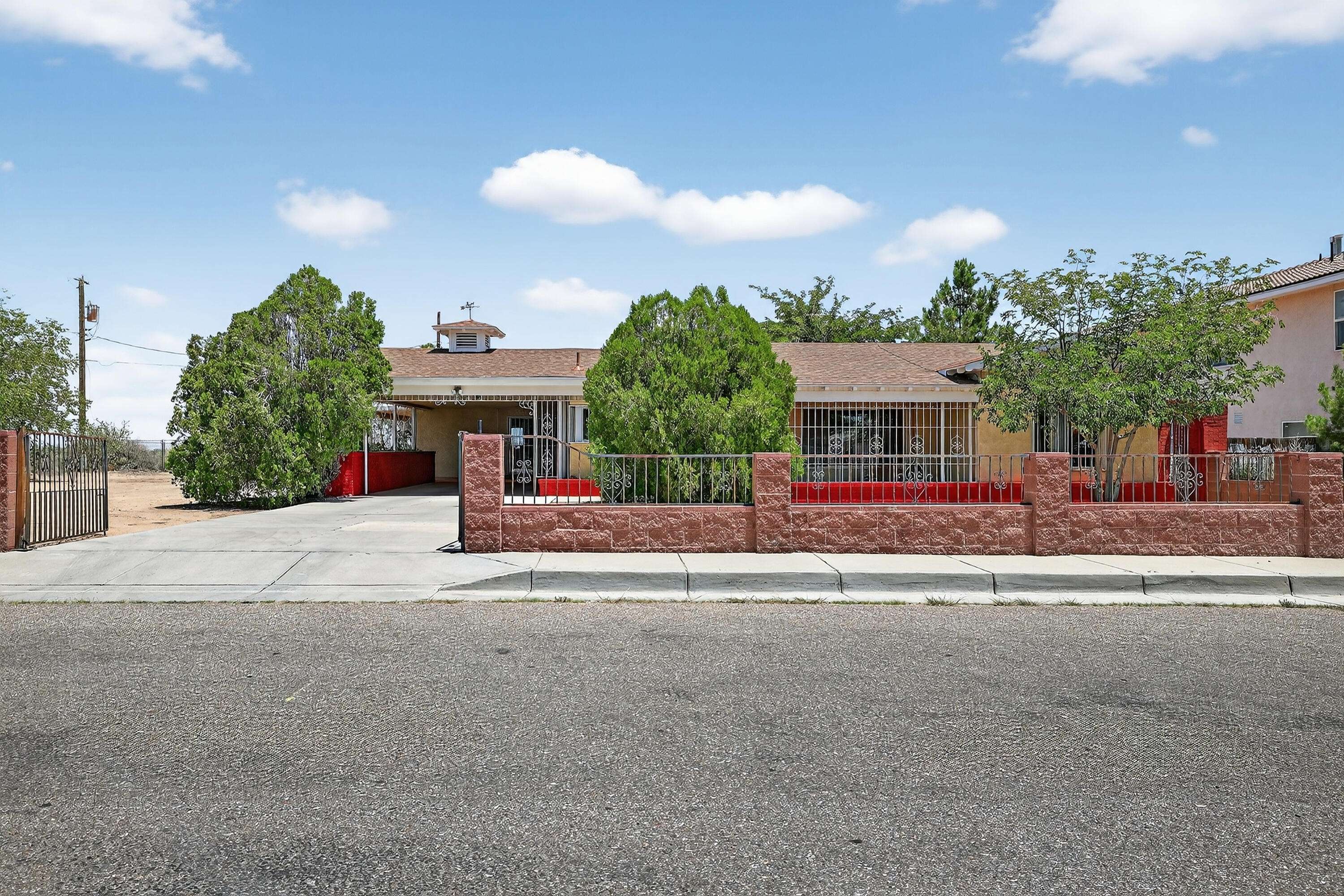 302 Crestview DR SW, Albuquerque, NM 87105