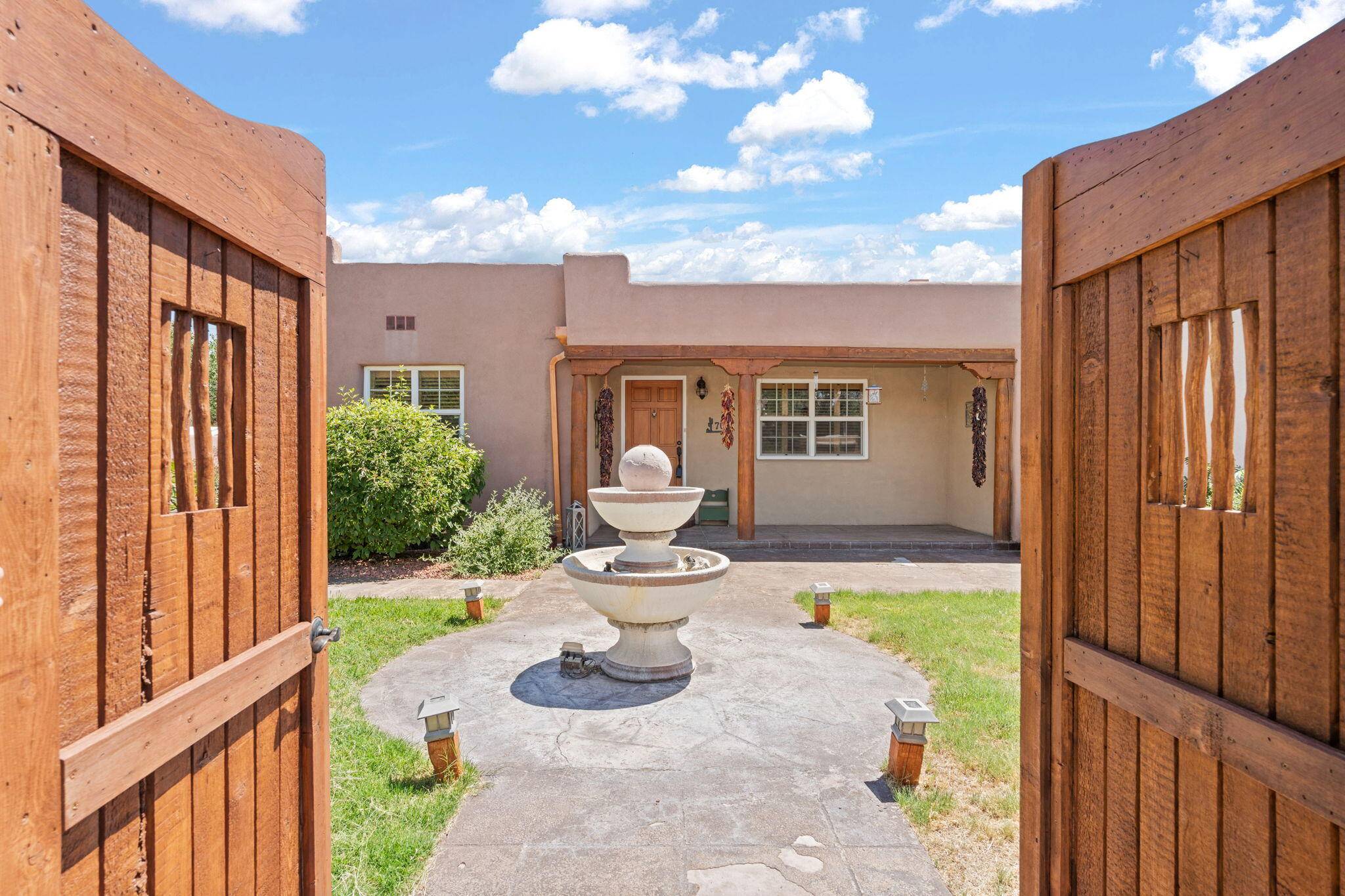 Los Ranchos, NM 87107,704 TYLER RD NW