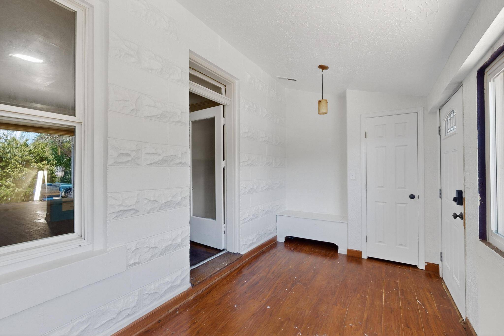 Albuquerque, NM 87102,907 Edith BLVD SE