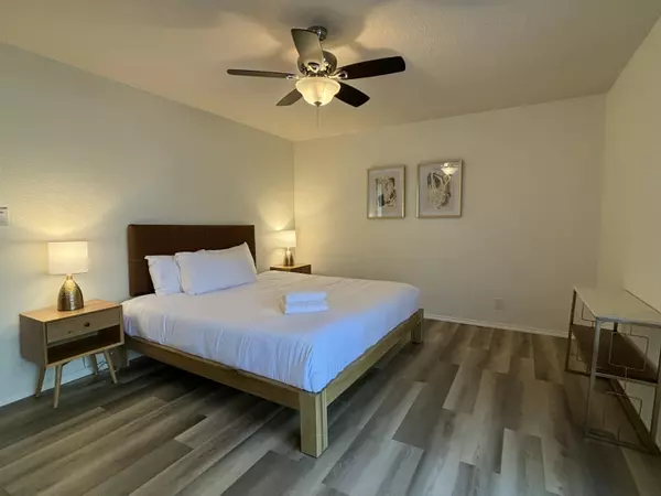 Albuquerque, NM 87102,529 ROMA AVE NE