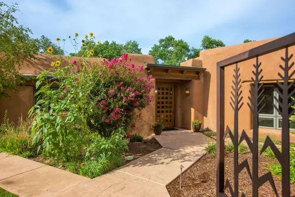 Los Ranchos, NM 87107,5553 EAKES RD NW