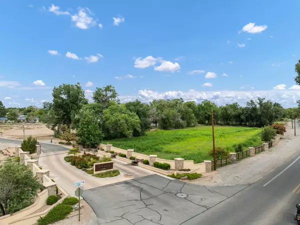 Los Ranchos, NM 87107,1001 COTTONWOOD DR NW