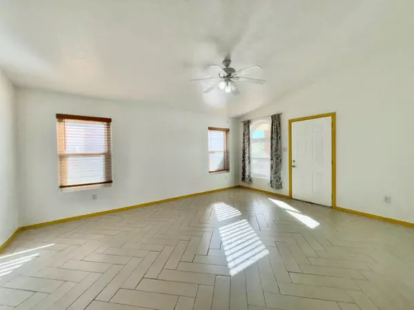 Los Lunas, NM 87031,2000 PANDA DR SW