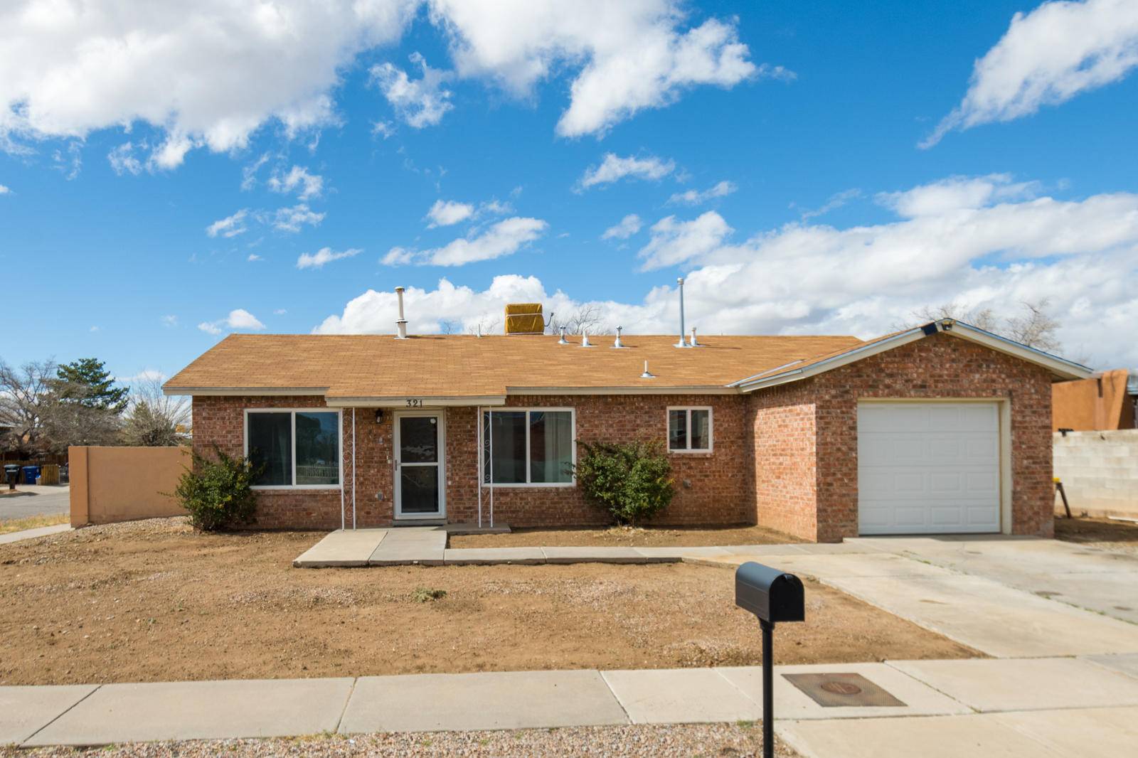 321 Gaslight LN SW, Albuquerque, NM 87121
