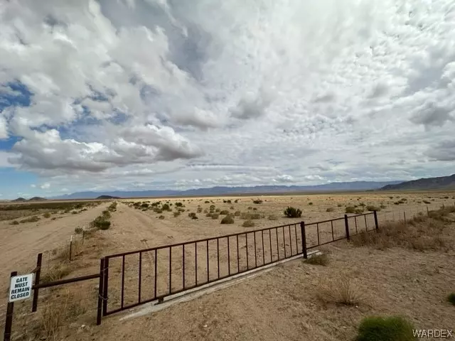 320 acre Calle Puebla, Kingman, AZ 86401