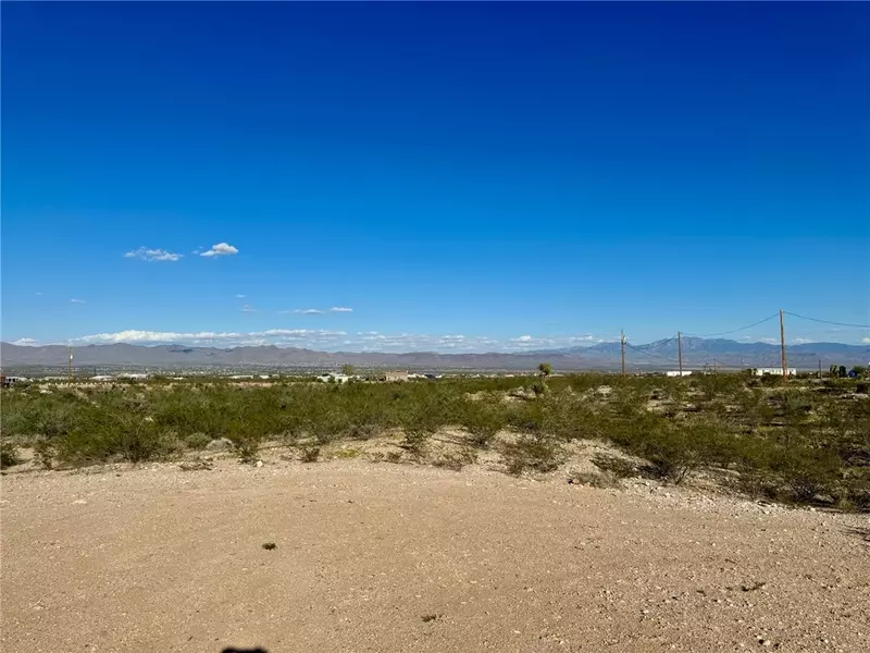 1386 S Don Luis Rd, Golden Valley, AZ 86413