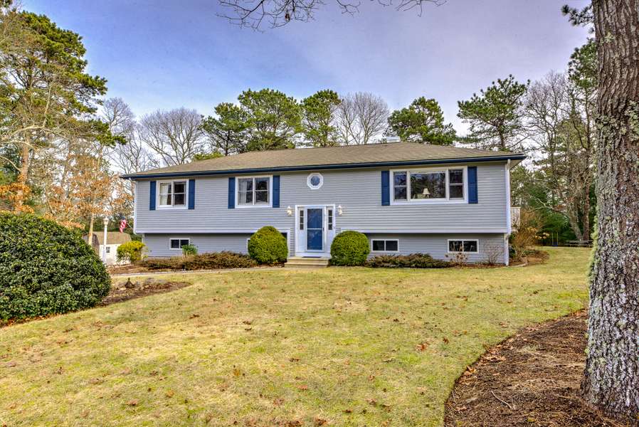 31 Cap'N Carletons Road, Cotuit, MA 02635