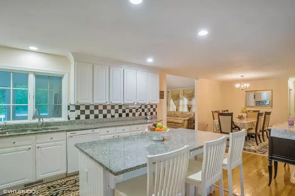 Yarmouth Port, MA 02675,674 Route 6A
