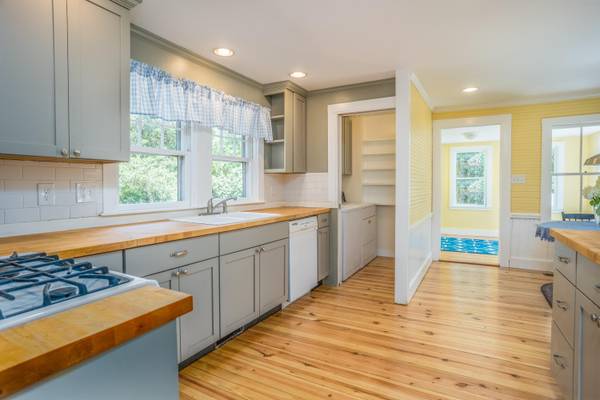 Cotuit, MA 02635,4340 Falmouth Road