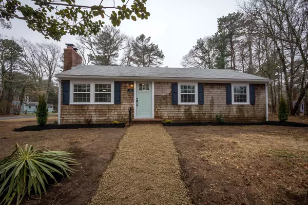 41 Lakeside Drive, Marstons Mills, MA 02648