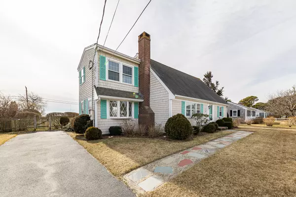 West Dennis, MA 02670,15 Shore Road