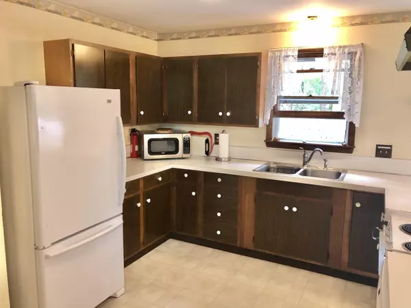 Eastham, MA 02642,385 Oak Leaf Road
