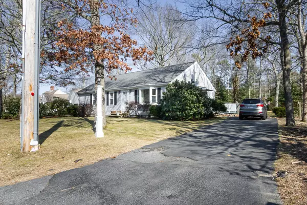 212 Skunknet Road, Centerville, MA 02632