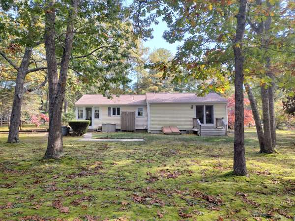 Cotuit, MA 02635,685 Santuit Road