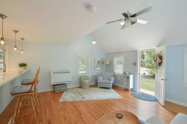 North Falmouth, MA 02556,224 N Falmouth Highway #2U