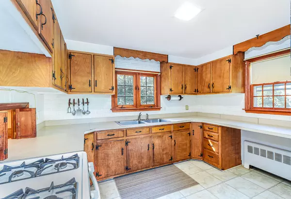 Yarmouth Port, MA 02675,905 W Yarmouth Road