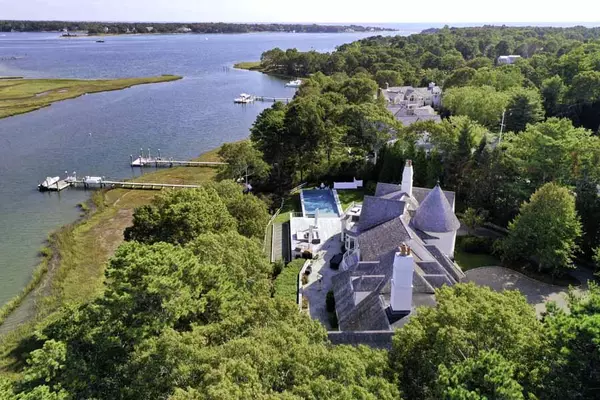 Osterville, MA 02655,25 Oyster Way