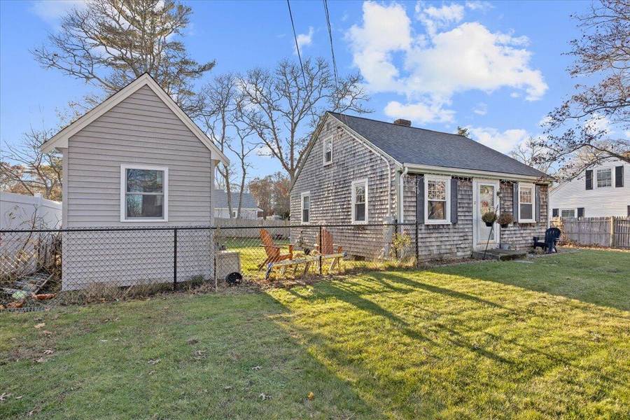 17 Bayberry Road, Buzzards Bay, MA 02532