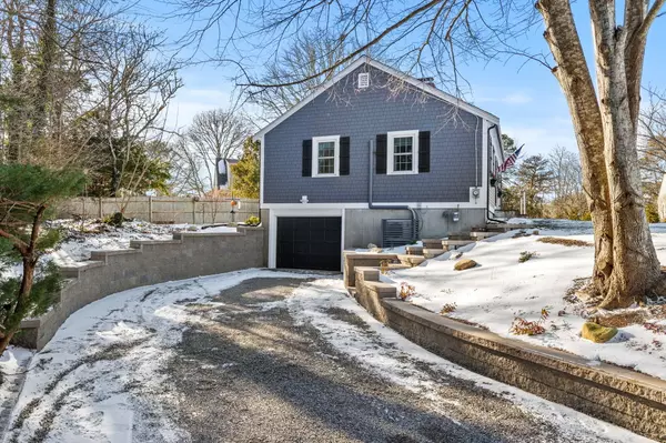 Yarmouth Port, MA 02675,9 Mohegan Lane