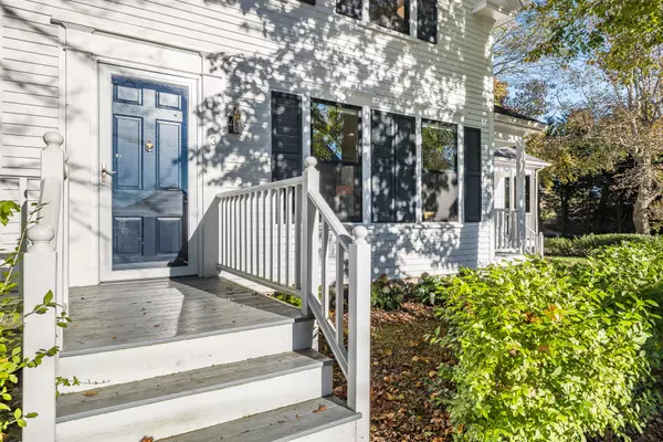 Woods Hole, MA 02543,3 High Street