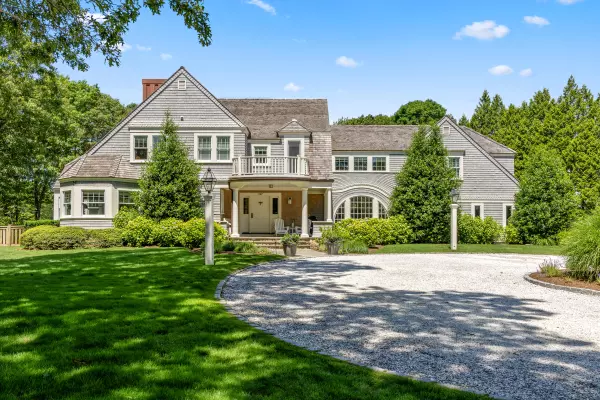 Osterville, MA 02655,207 Pineleigh Path