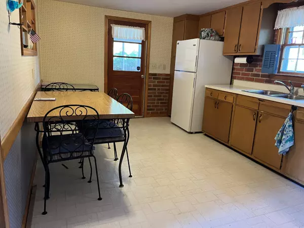 South Dennis, MA 02660,7 Hickory Lane