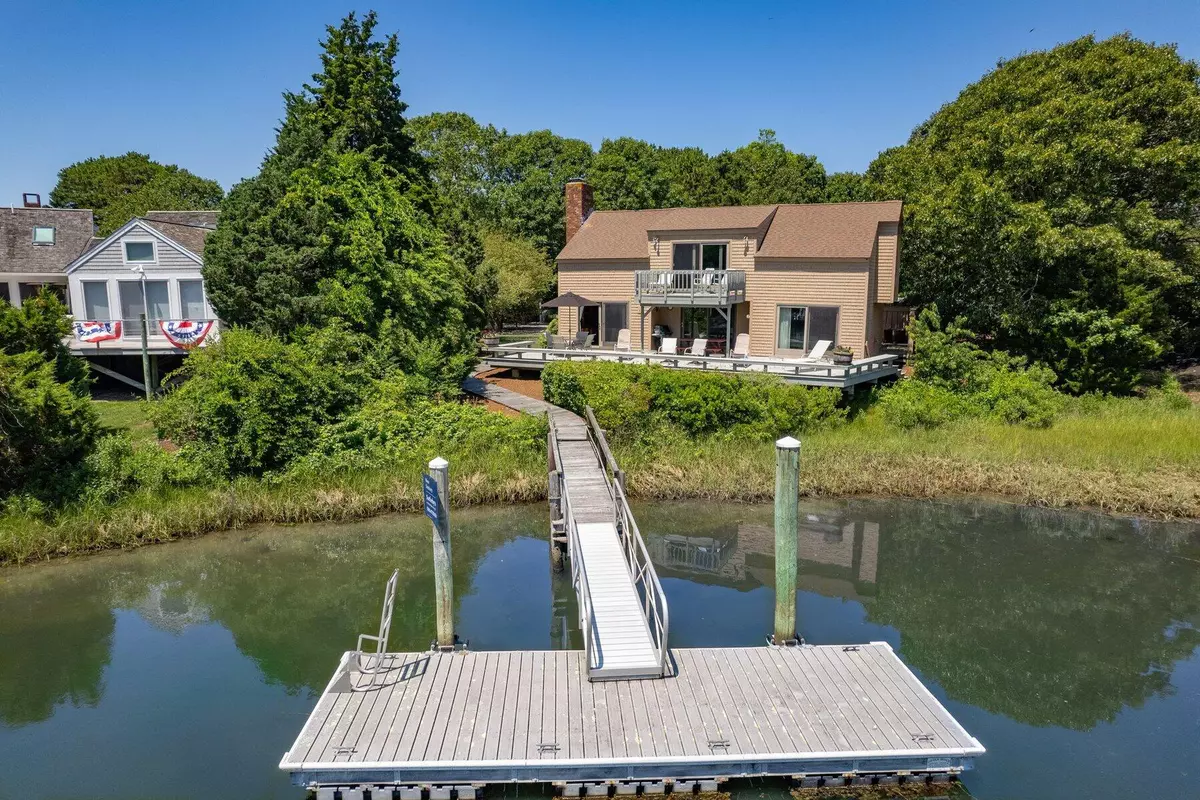 Mashpee, MA 02649,8 Taffrail Way