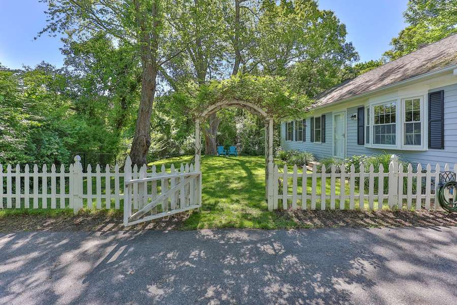 26 Huckins Neck Road, Centerville, MA 02632