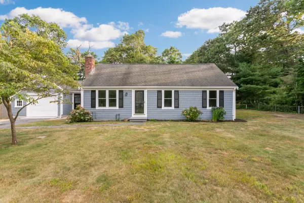 17 Weather Crescent Circle, Mashpee, MA 02649